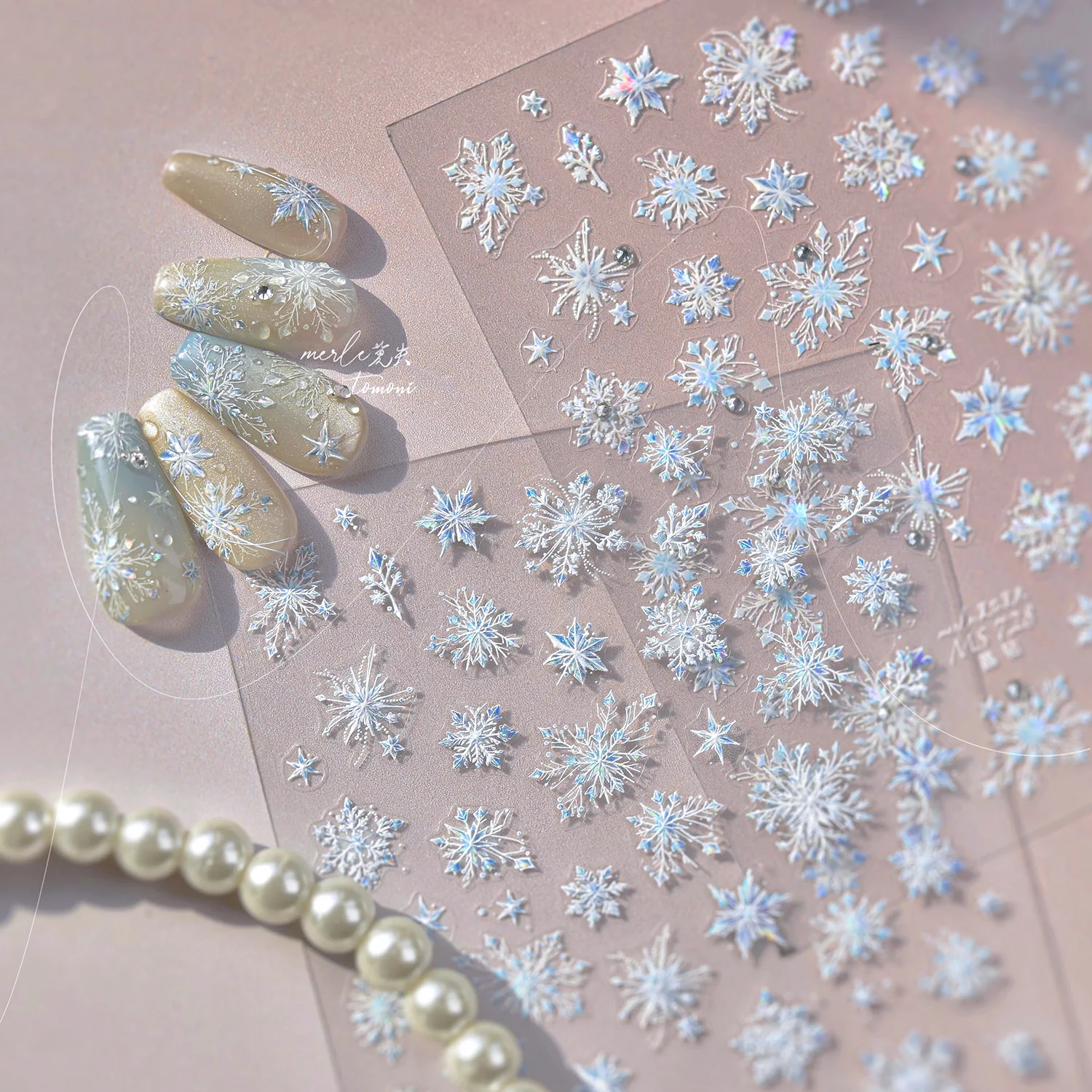 Blaue weiße Schneeflocken, glänzende Strasssteine, Winter-Weihnachtsbaum, Heißprägefunktion, glitzernder Schnee, verträumte Nagelkunst-Aufkleber, Maniküre-Aufkleber