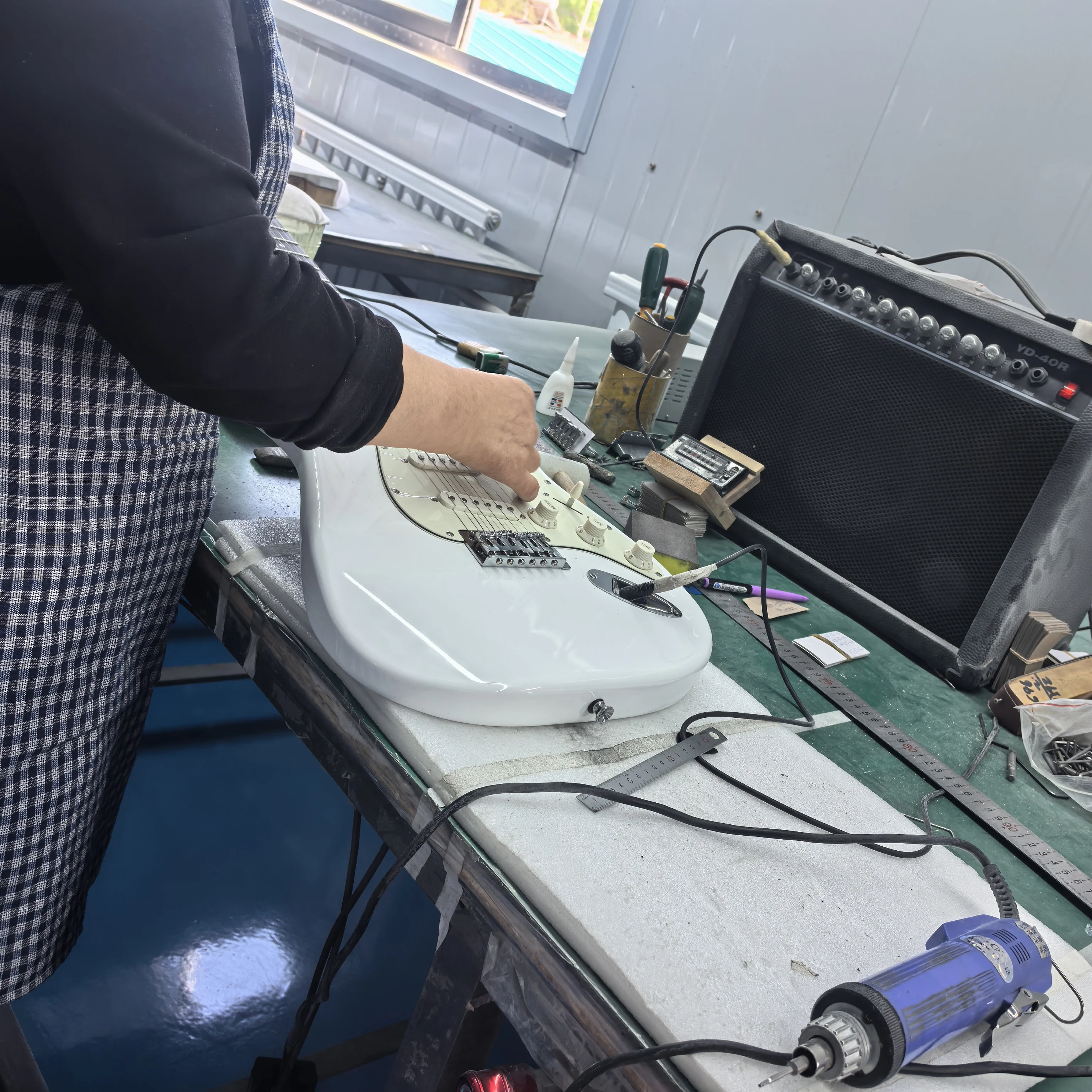 ホワイトの6弦エレキギター、22フレット、クリームホワイトのピックガード付き、マホガニー製、在庫あり。 ヘッド：カナディアンメープル