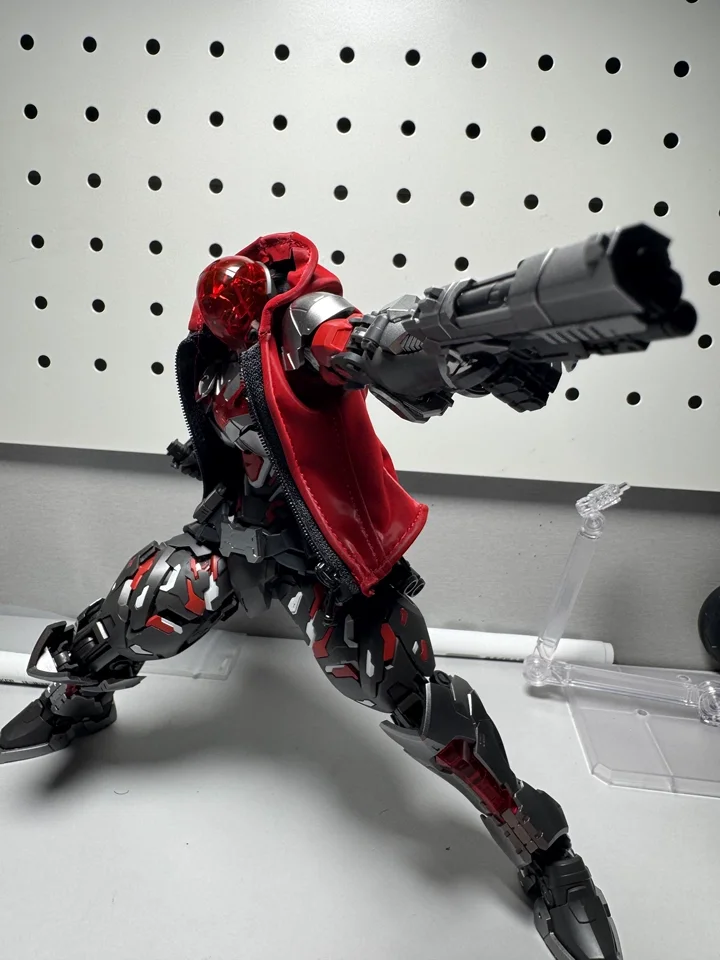 

В наличии: Оригинальная коллекционная фигурка Аркхэм Найт 1/10 с сменными красно-синими элементами брони, модель для сборки, подарок