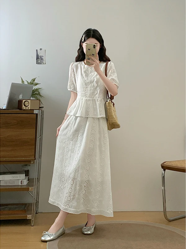 

Элегантный летний комплект для женщин больших размеров: белый топ с короткими рукавами и юбка средней длины, скрывающая недостатки фигуры, с эффектом похудения.