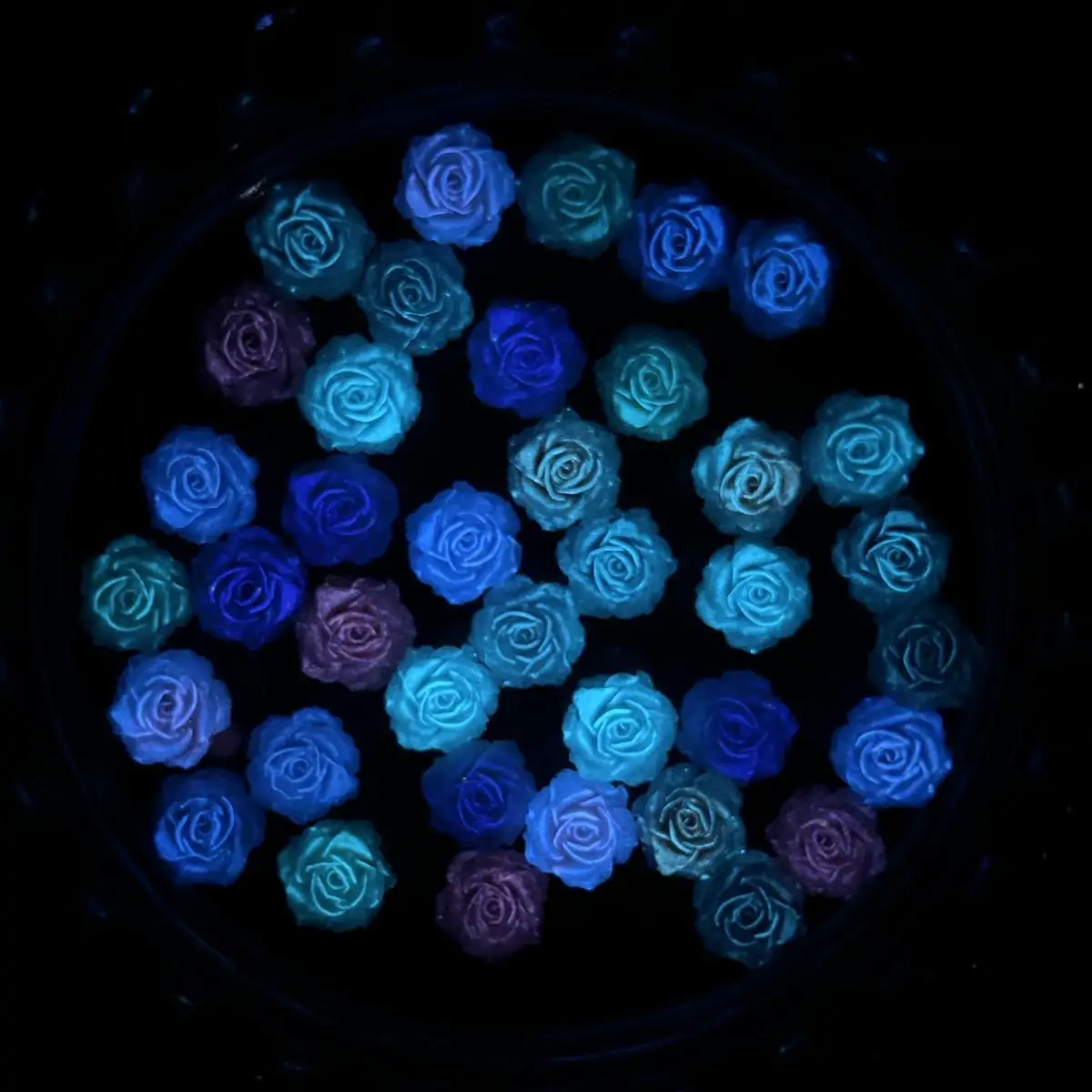 60PCS 시뮬레이션 된 솔리드 컬러 빛나는 모란 수지 네일 아트 장식 미니멀리스트 독특한 부드러운 꽃 네일 매력 DIY 손톱 부품