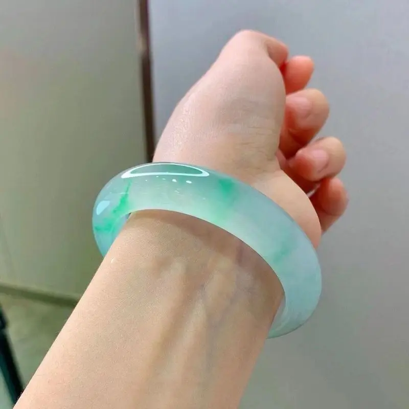 Ice-type floating flower jade bracelet, a fashionable versatile piece that attracts wealth and prosperity