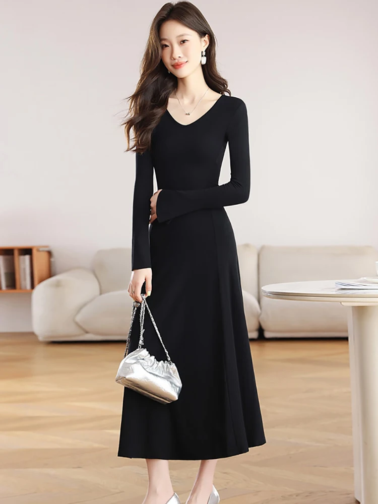 Damska koreańska sukienka w stylu vintage Hepburn na studniówkę, jesienno-zimowa, czarna, dzianinowa, z długim rękawem, dekolt w serek, elegancka sukienka bodycon długa, kolekcja 2025.