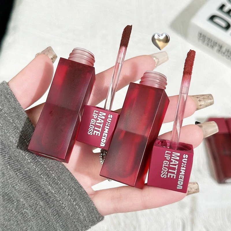 Matowa szminka Punk Red Łatwy w aplikacji błyszczyk Wodoodporny, długotrwały, odżywczy, naturalny odcień ust Nue Sexy Makeup