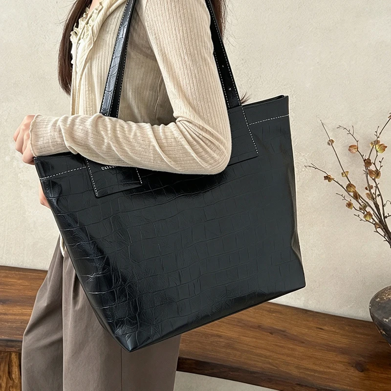 Korea Shiny Leather Crocodile Pattern Tote Bag Women Retro Black Large Capacity Shoulder Bag Fashionable Simple Casual Handbag