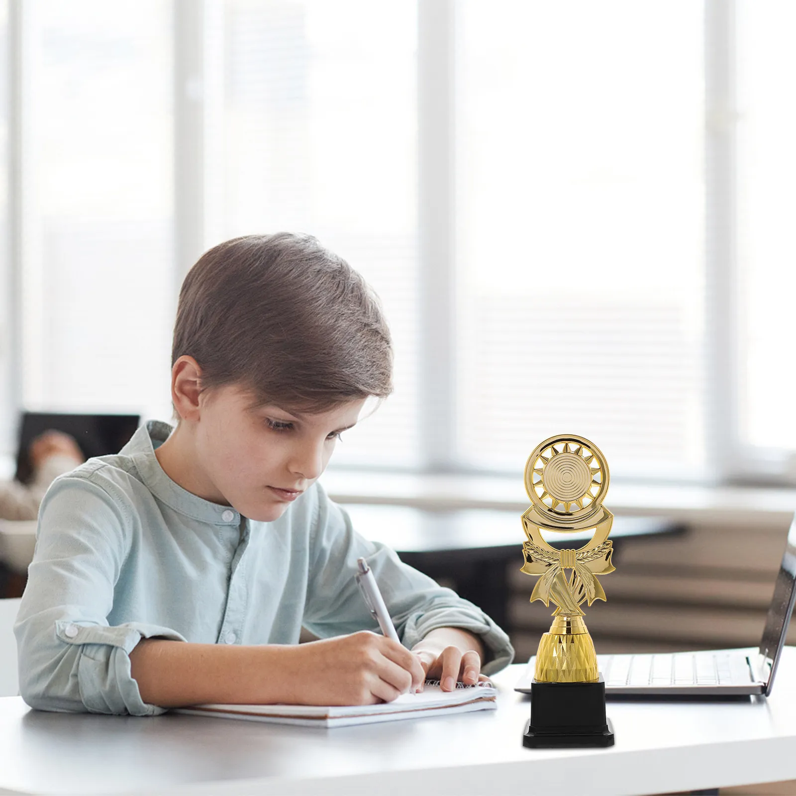 

Детская наградная статуэтка за достижения на соревнованиях, гладкий дизайн, пластиковая, для выпускных конкурсов