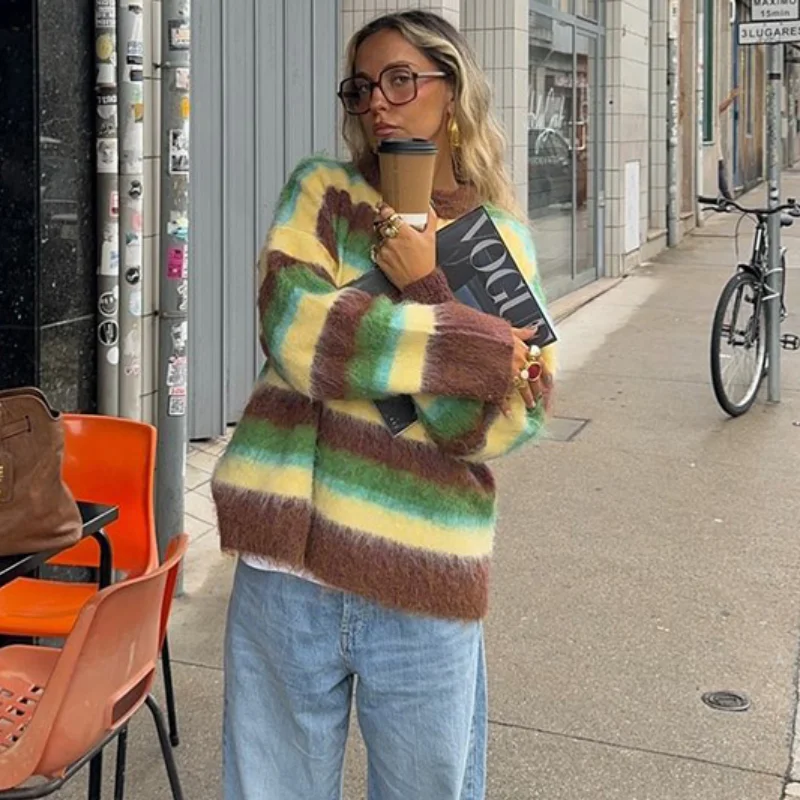 Modischer, bunt gestreifter Pullover, lässig, schick, 2025, Herbst-Winter-Outfit, lockerer Rundhalsausschnitt, warme Strickpullover, Maillard-Stil