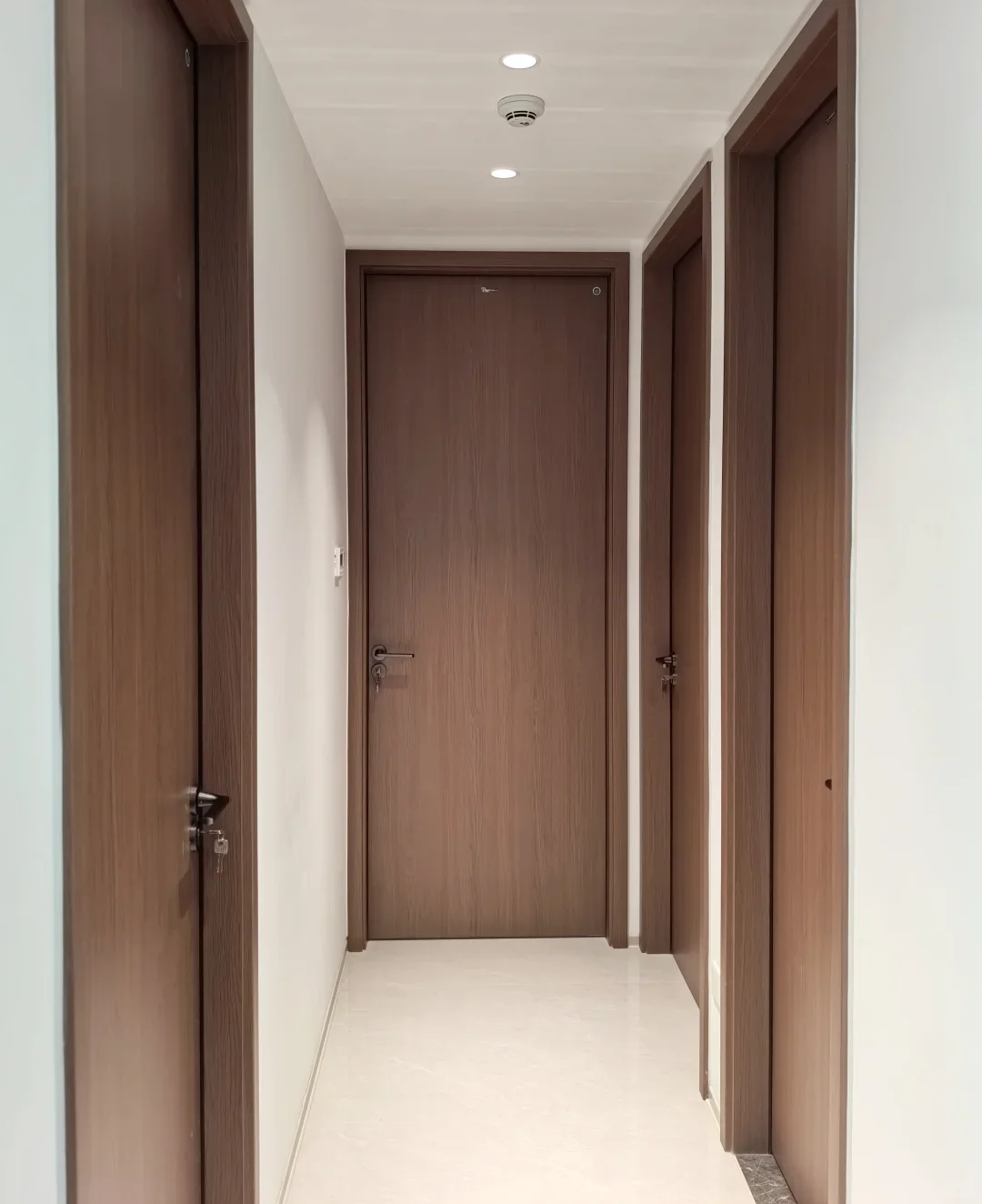 أبواب غرفة النوم الداخلية عالية الجودة، الوصول إلى الخصوصية، باب خشبي رمادي كتم الصوت، باب مرور حديث بسيط مع مقبض قفل