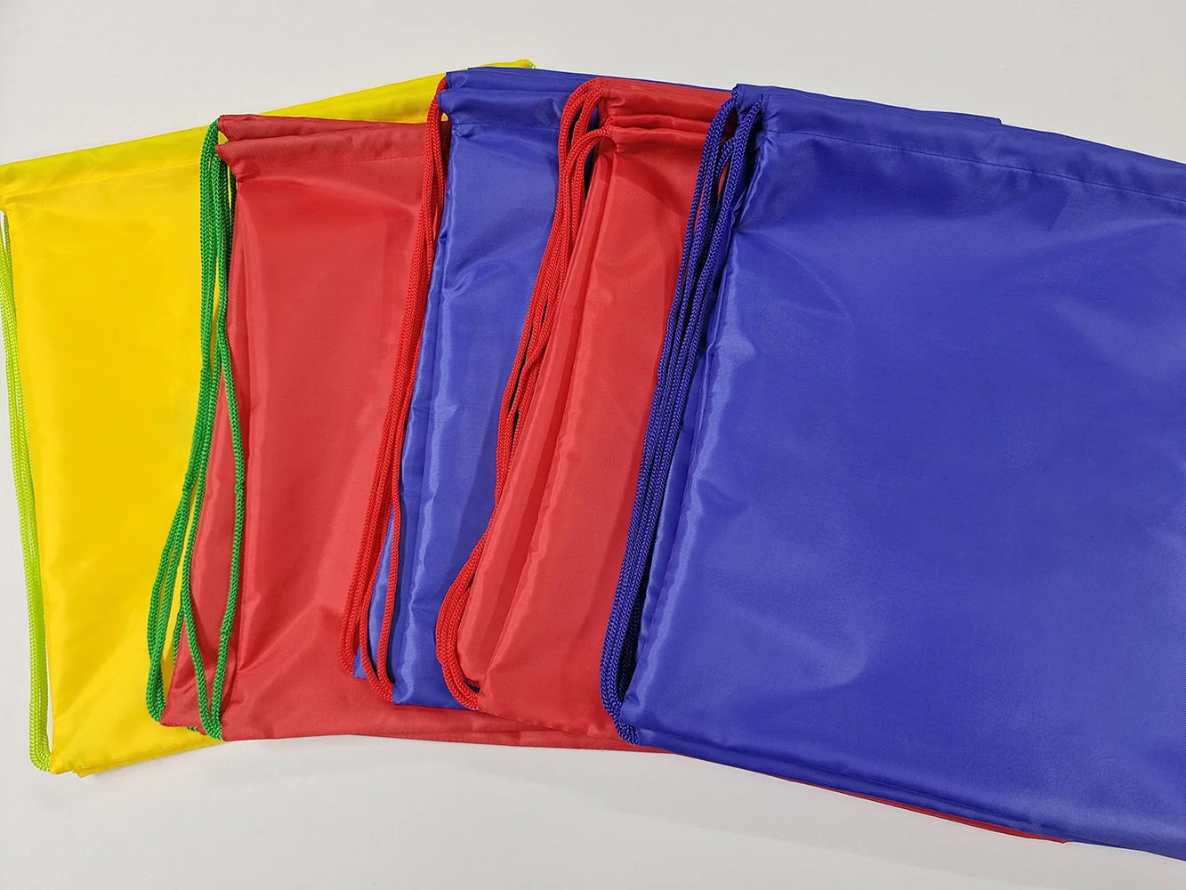 

Персонализированный рюкзак из переработанного полиэстера на шнурке однотонного цвета, высококачественная прочная удобная спортивная сумка для продуктов