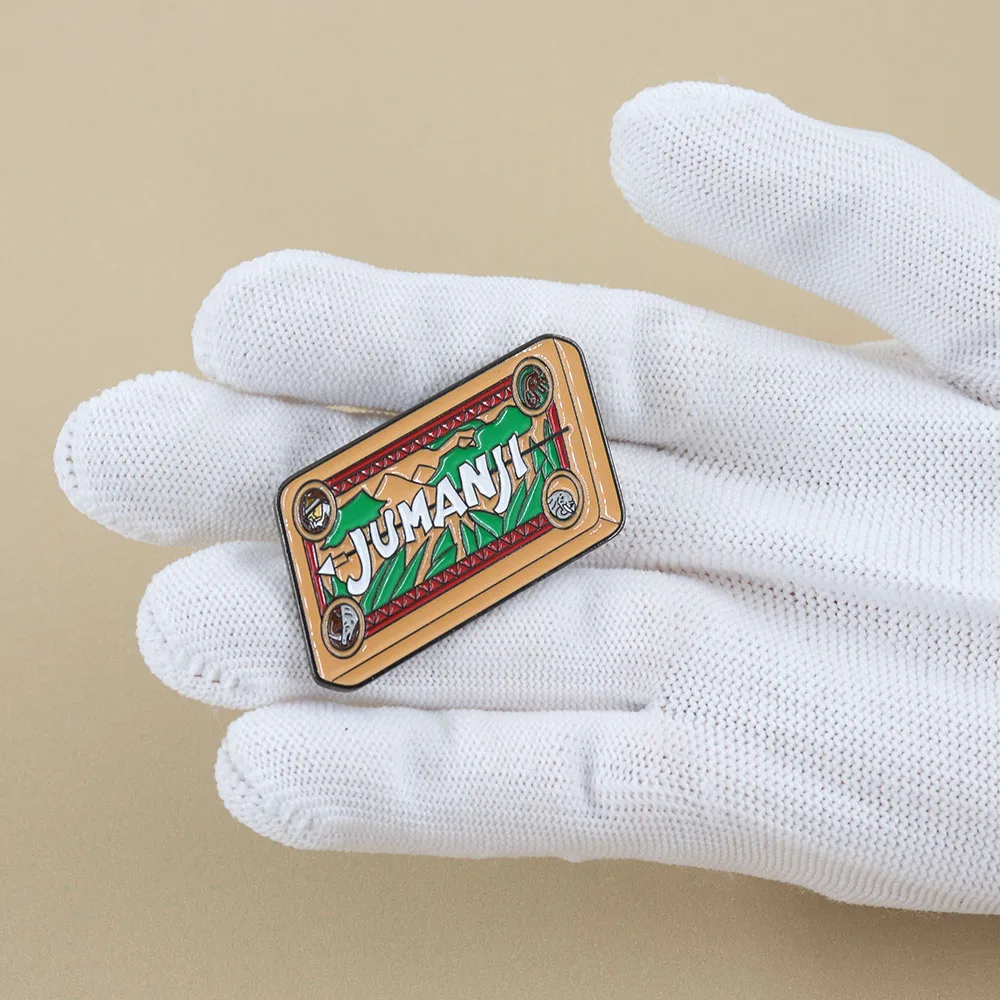 غامض رقعة الشطرنج شارة Jumanji بروش لطيف مغامرة ألعاب الأجهزة الطرفية المينا دبوس لعب الأدوار الدعائم دبوس معدني مجوهرات هدية