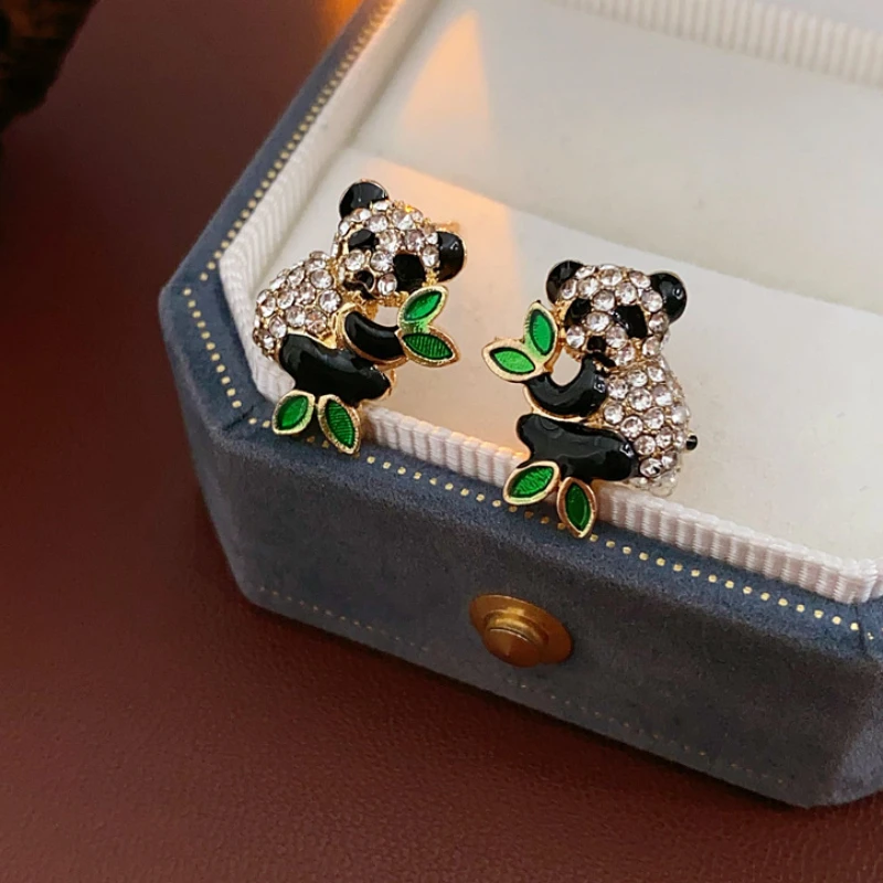 قطرة النفط الباندا قرط الاذن المرصع للنساء حجر الراين لطيف أقراط كوريا موضة حلوة عالية الجودة 2025 مجوهرات هدايا عيد الميلاد