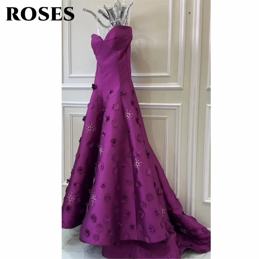 Suknie wieczorowe w kolorze magenta z motywem róż, sukienki na studniówkę z dekoltem w serce, suknie ślubne wieczorowe z aplikacjami kwiatowymi, suknie wieczorowe bez rękawów, suknie balowe na zamówienie.