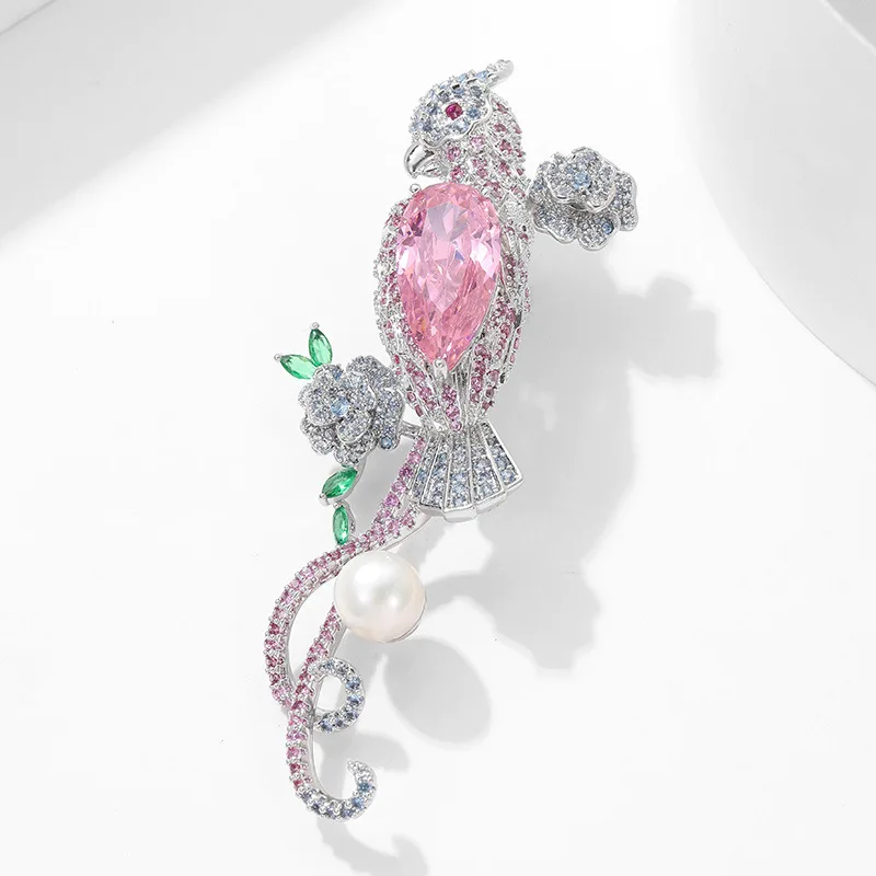 Броши, пальто, костюмы и аксессуары из розового попугая с элитным, элегантным, роскошным и изысканным дизайном.