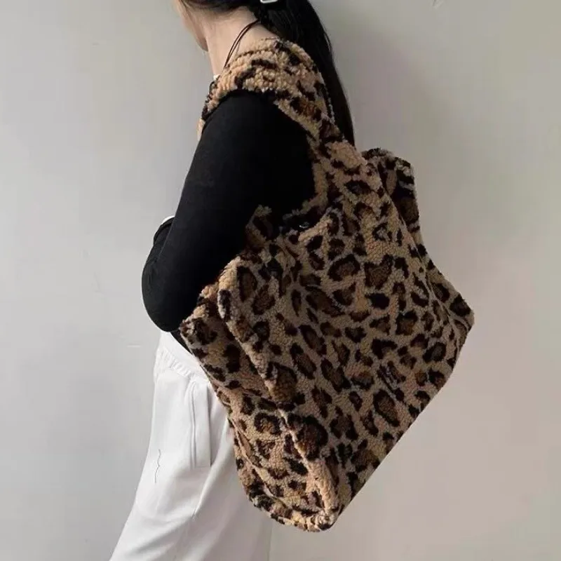 2024 Autumn Winter New Large Capacity Leopard Pattern Handbag for College Students Plush Commuter Bag Lamb Wool Bag Versatile