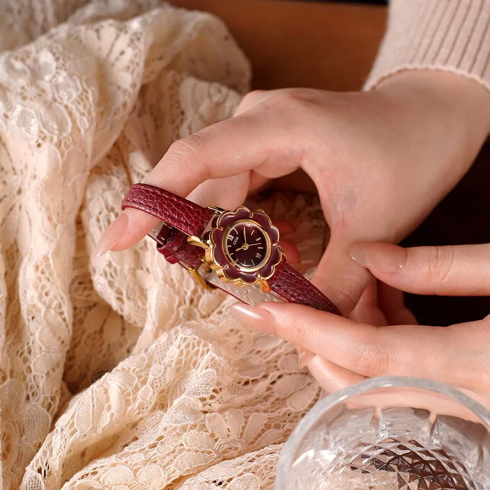 ساعة GEDI الراقية ذات الأزهار الرجعية للنساء ساعة كوارتز فاخرة مع حزام جلدي مقاوم للماء هدية للمرأة