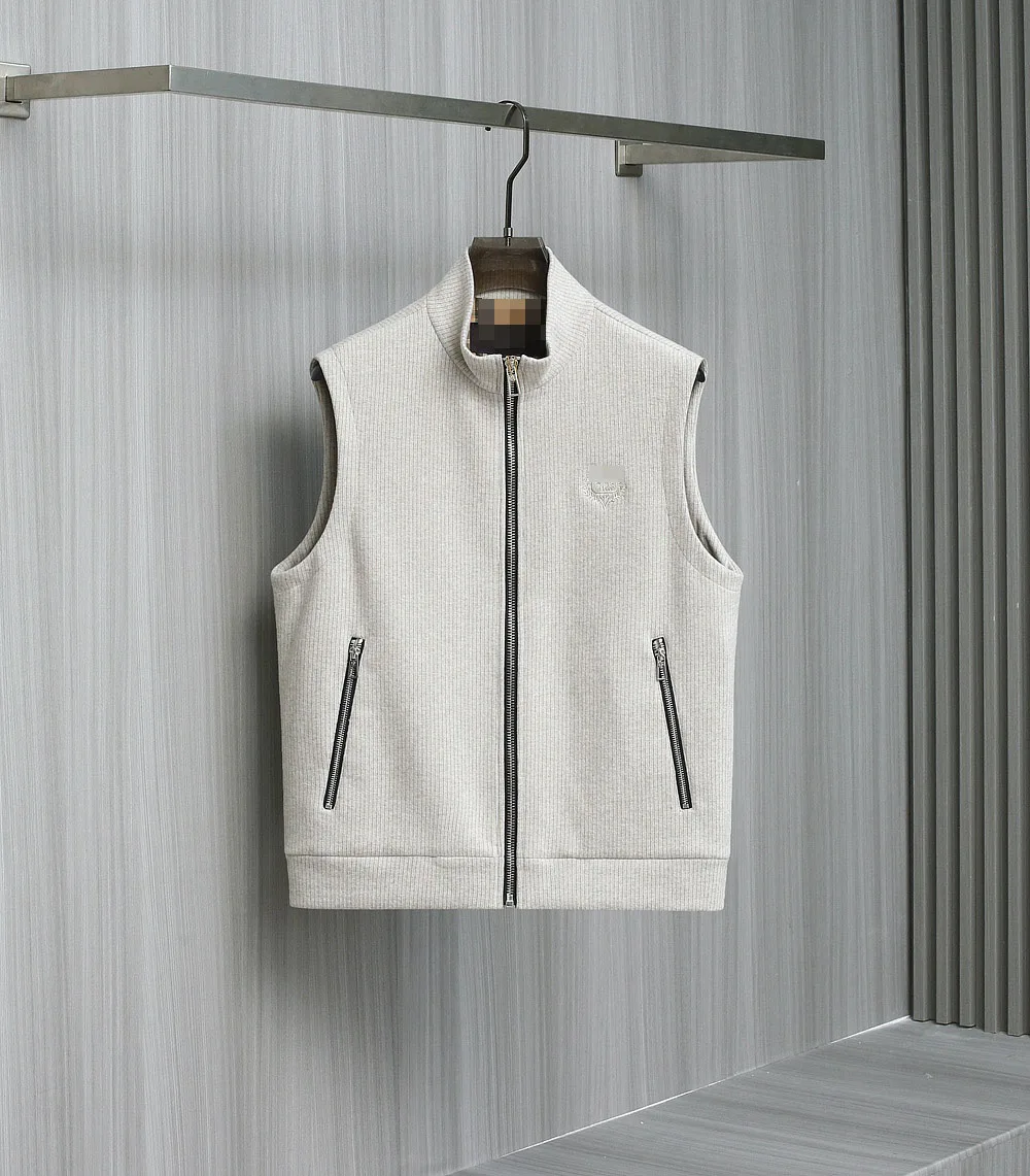 

2024 DIKUMen's knitted vest with sleeveless round neck is made of exquisite micro brushed cashmere and mulberry silk yarn blende