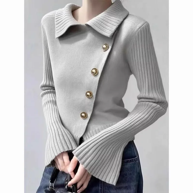 

Женский серый вязаный кардиган с асимметричными пуговицами, расклешенными рукавами, приталенный крой, с золотым декором, модный повседневный топ