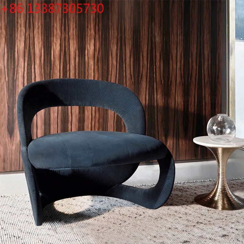 Włoski minimalistyczny projektant, kreatywna sofa pojedyncza o nietypowym kształcie, w stylu wabi-sabi.