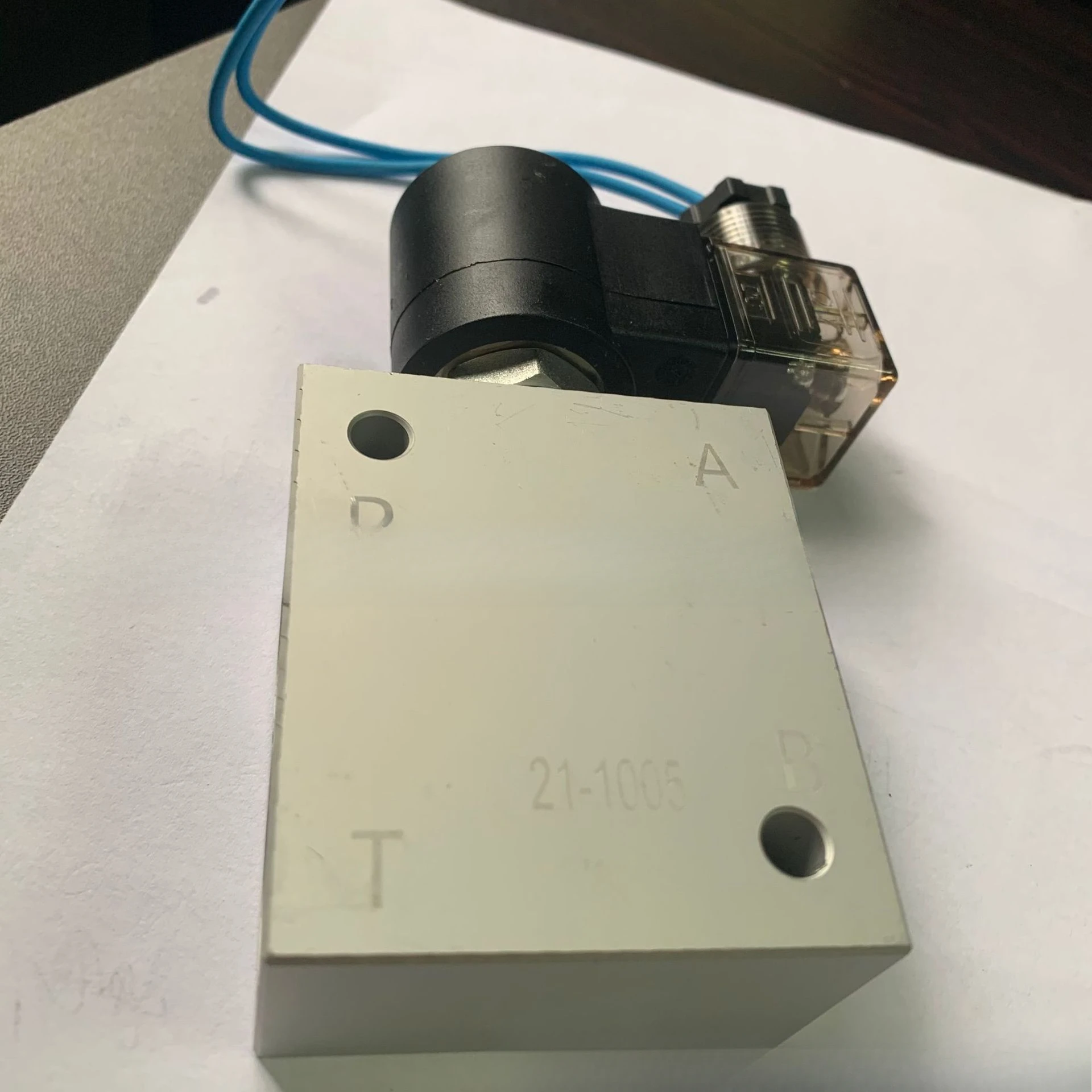 Valvola a tappo filettato a quattro vie a due posizioni SV08-241 Valvola idraulica direzionale elettromagnetica