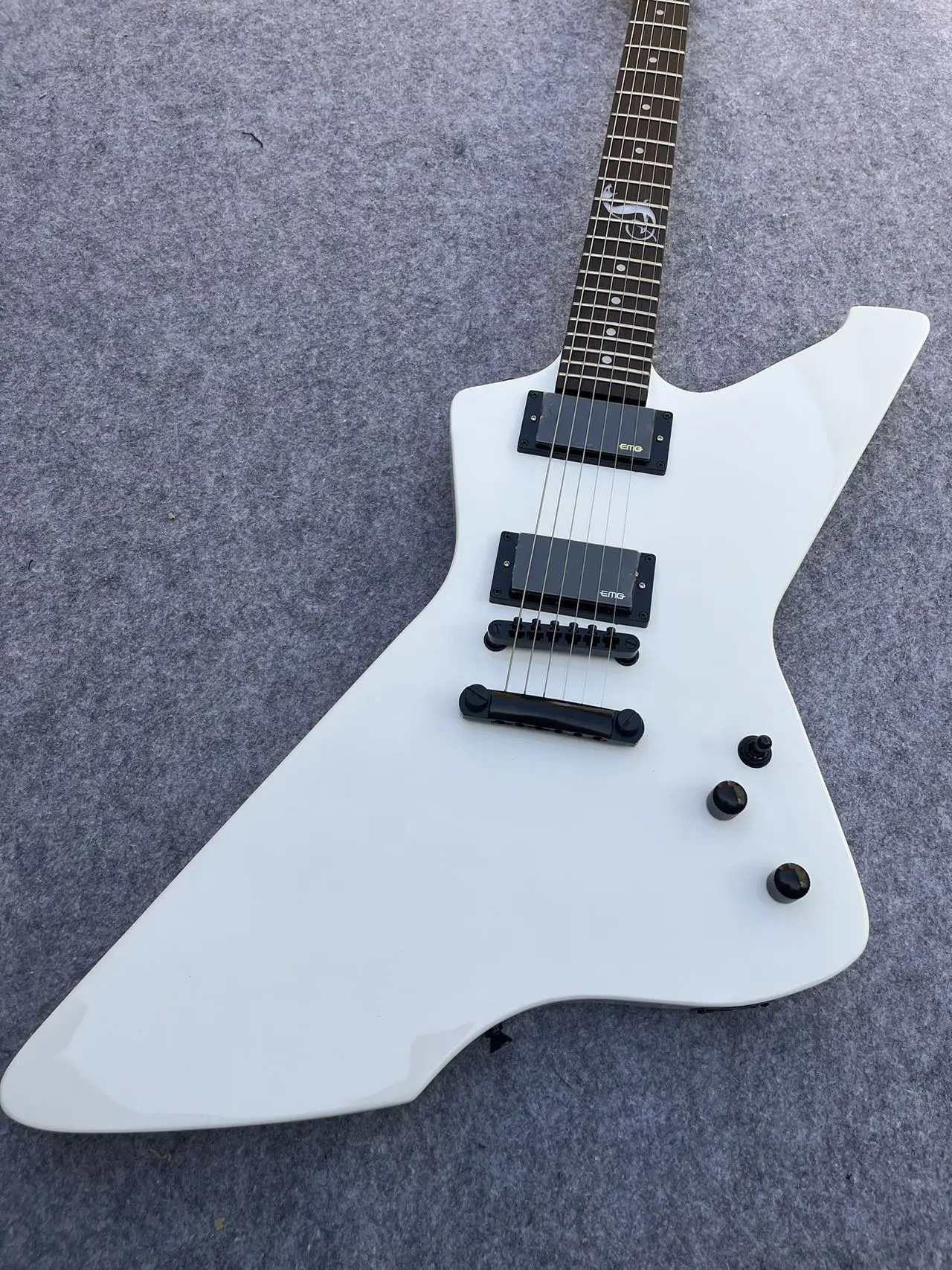 Professional Performance Snake--byte Guitar, Active Pickups, White Color, Rosewood Fingerboard guitar