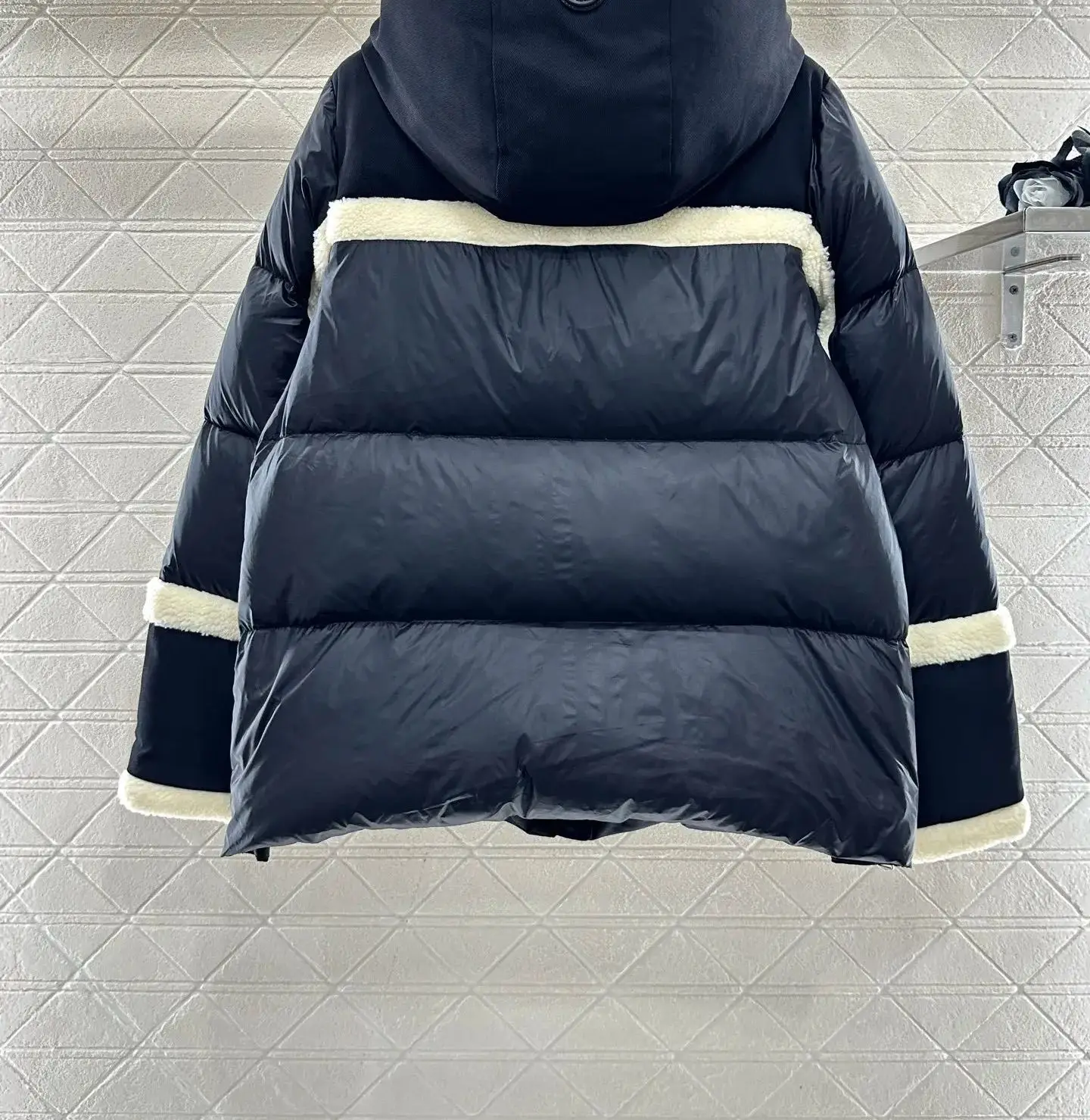 For autumn and winter women's clothing, two black and white contrasting woolen collar hooded down jackets can be split