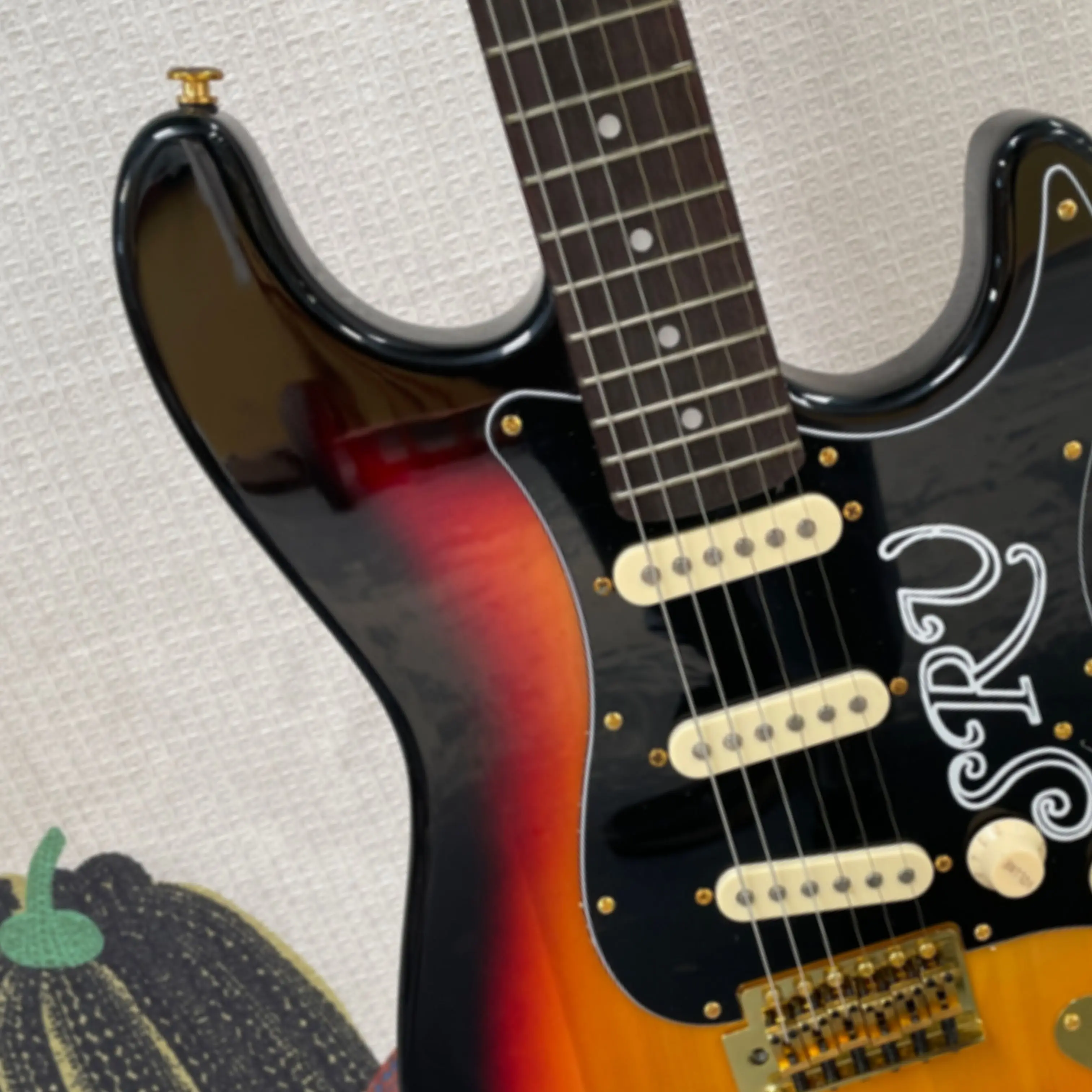 3TS Electric Guitar,Black Pickguard,Rosewood Fretboard,Full Gold Hardware Guitars,Display collection arrangement Guitarra