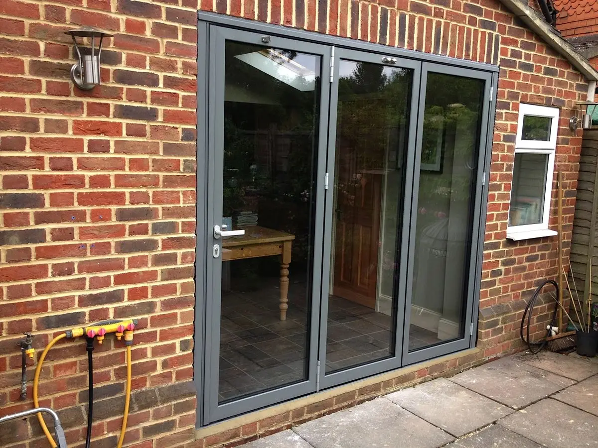 

Алюминиевая складная дверь с терморазрывом, панорамная складная штабелируемая направляющая и поворотная внешняя дверь патио для виллы, роскошная двойная дверь