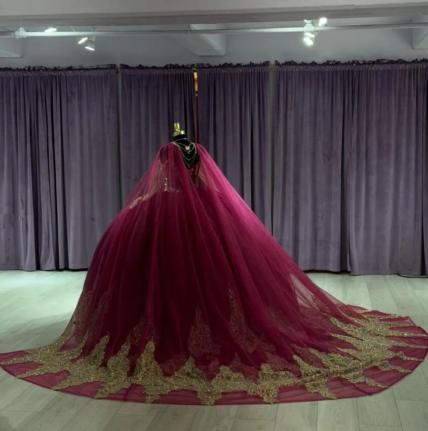 Vestidos de Quinceañera de princesa brillantes Burdeos con capa envolvente, apliques dorados de lujo, corsé, dulce vestido de 15 años