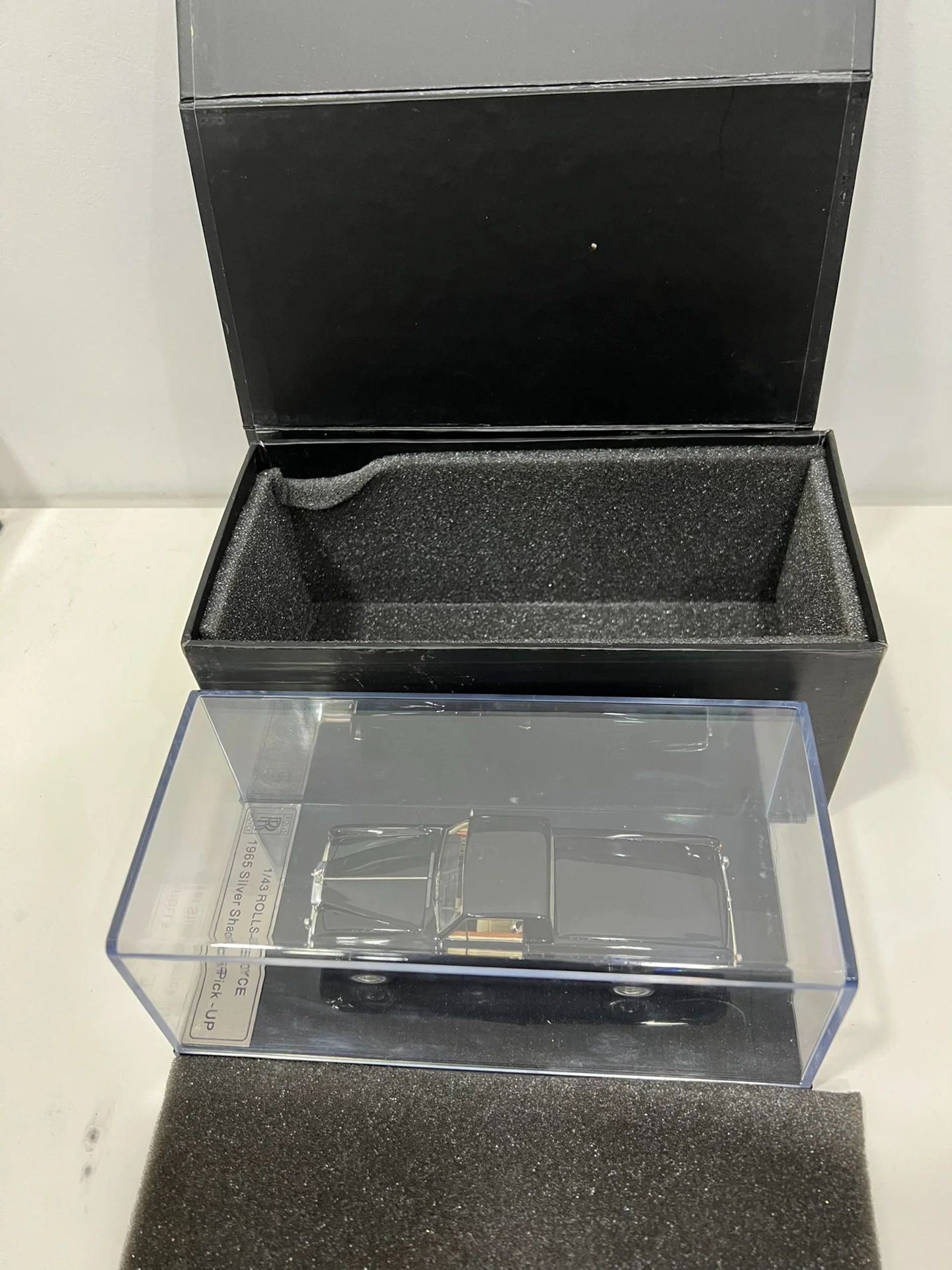 

Diecast 1/43 Scale Rolls-Royce 1965 Pickup Piano Black Lacquer Resin Car Model Collectible Toy Gift Souvenir Display Ornament