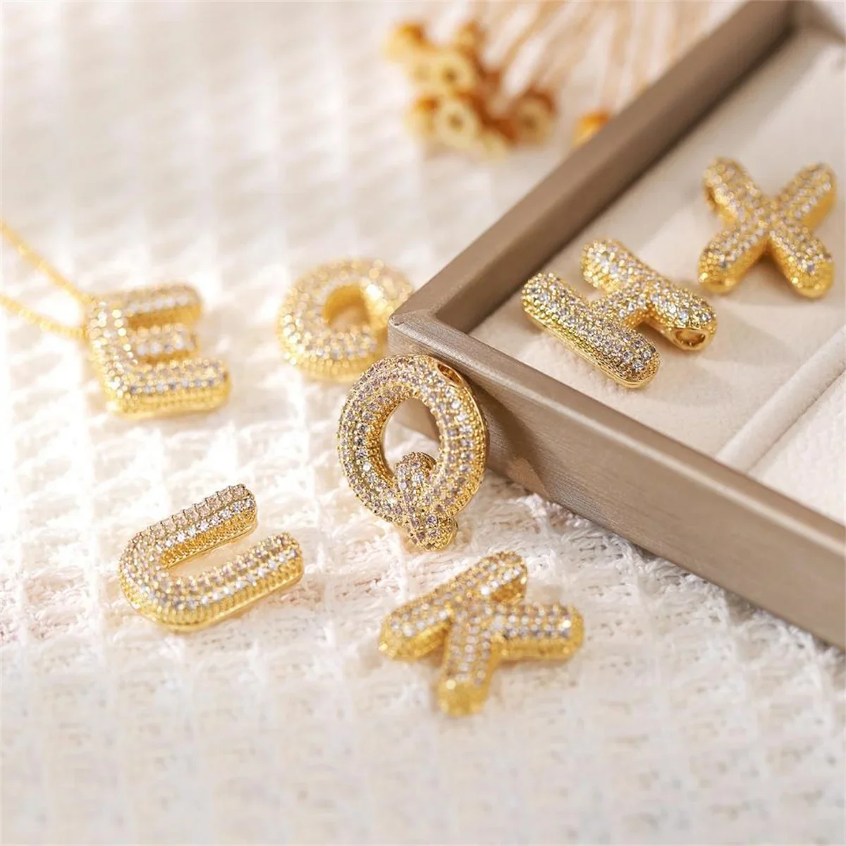 الأبجدية رسالة قلادة بالون إلكتروني تصميم النحاس مطلية بالذهب الزركون قلادة سلسلة الترقوة