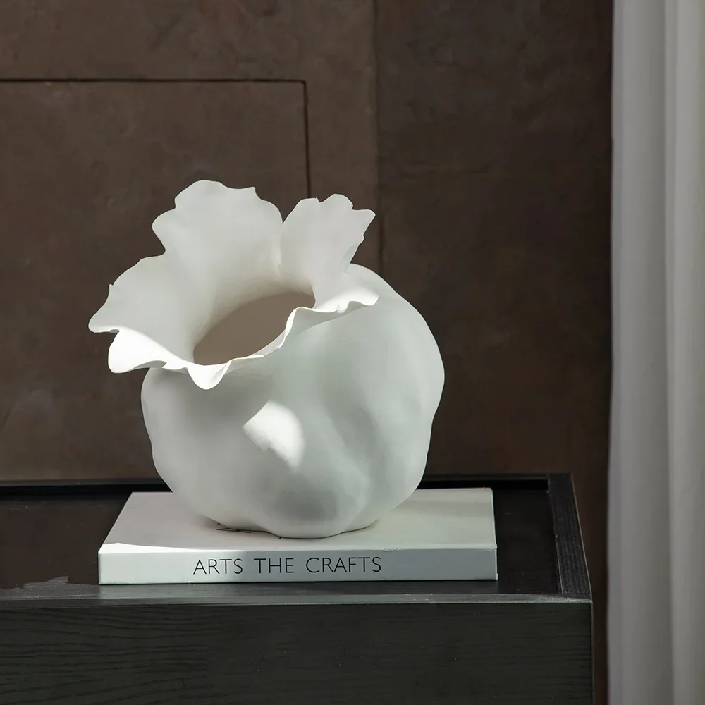 Creative White Ceramic Vase Take A Prone Position Irregularity Flower Vase Hand-made Ornaments Floral Arrangement Accessories