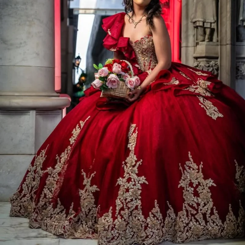 

Красные платья Quinceanera с золотым блеском и кристаллами, наклейка с открытыми плечами, многослойное платье с длинным хвостом и бантом, платье 15, Quinceanera на заказ