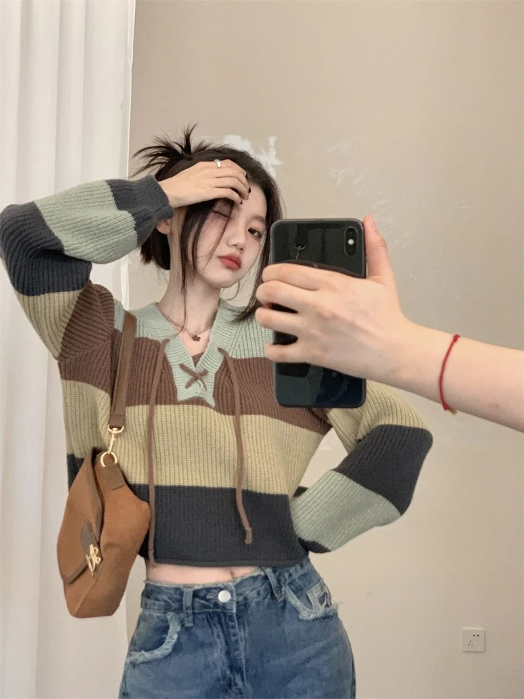 

Ранняя осень, новый полосатый контрастный свитер с v-образным вырезом для женщин, вязаный пуловер на шнуровке с длинными рукавами, свободный модный винтажный топ 2025