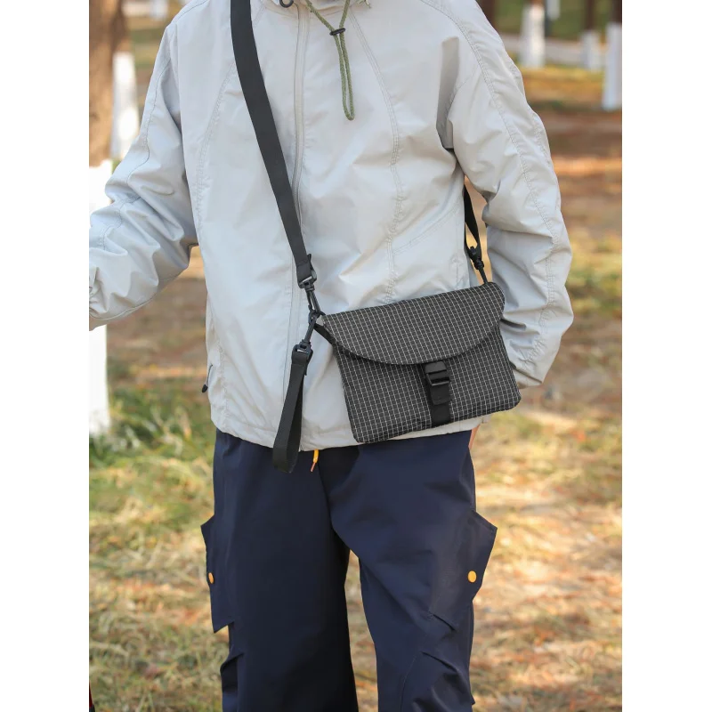 New high-end crossbody bag with niche design, commuter shoulder bag, cool and unique mobile phone bag, plaid messenger bag for m