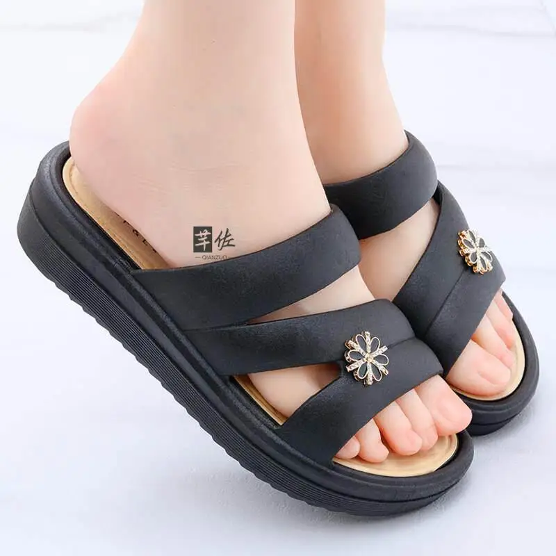 Women's Summer Slippers Soft Bottom Comfortable Outdoor Wear Thick Heel Anti-Slip Fashionable Slippers New Style Breathable