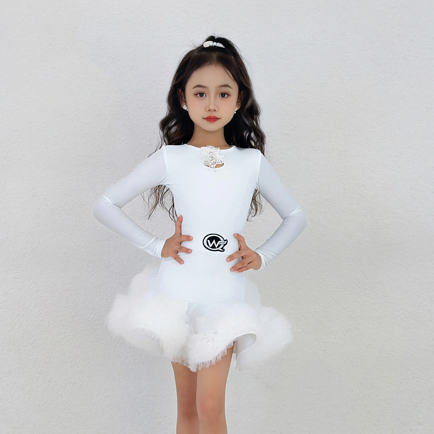 Nuovi vestiti da ballo latino per bambini maniche lunghe abito di piume bianche costume da spettacolo per ragazze Cha Cha Wear abito da competizione