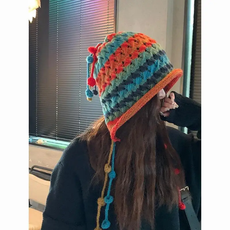 Wintermütze in Rot für Damen und Mädchen, warme Herbst- und Wintermütze mit Quasten, süße und niedliche Pullover-Mütze, handgestrickte Ohrenschutzmütze. – Detail 8