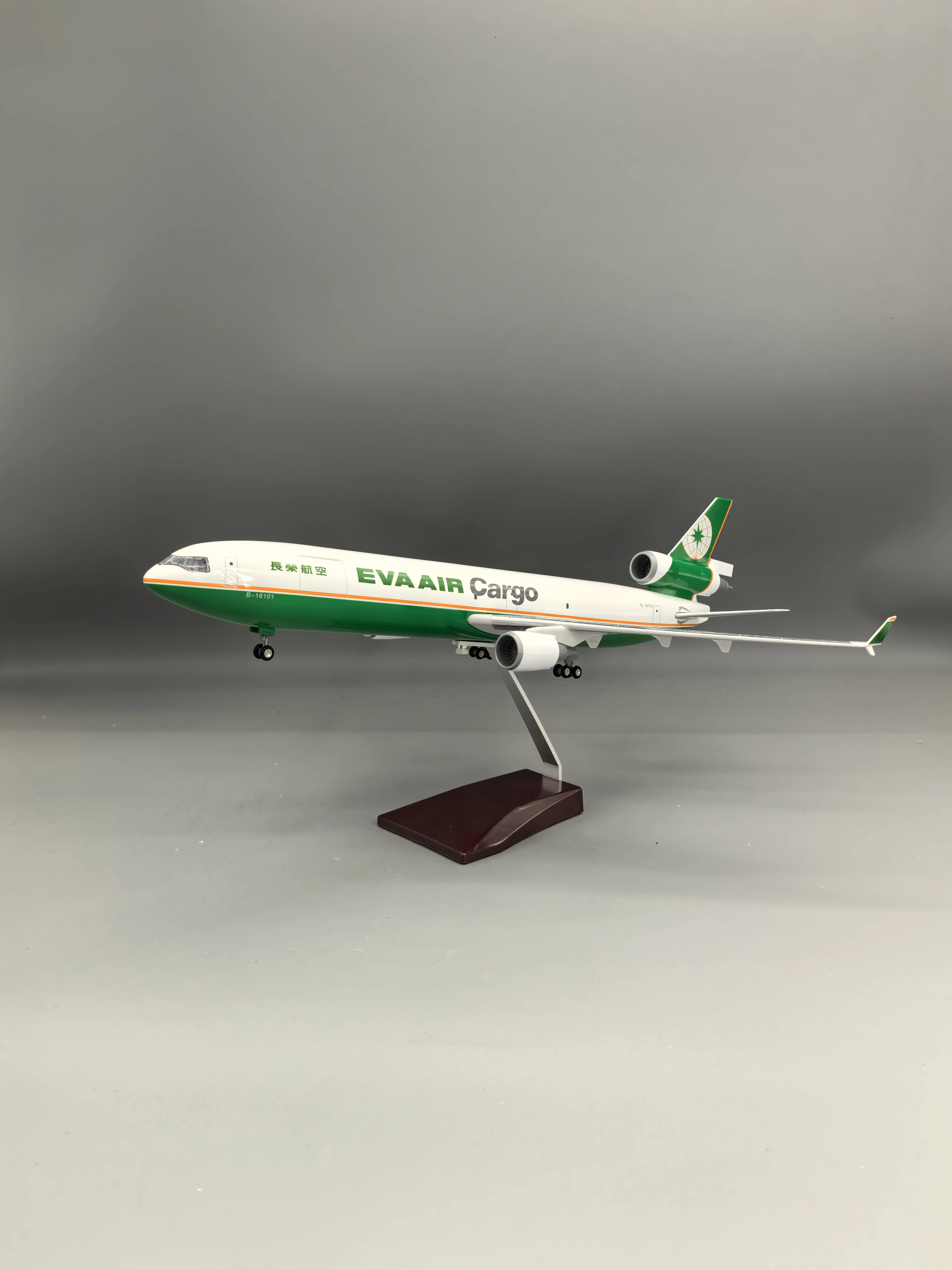 โมเดลเครื่องบิน MD11 ของสายการบิน Eva Air Cargo รุ่น MD-11 ขนาด 1:130 ทำจากเรซิ่น สำหรับนักสะสม ของขวัญ โมเดลเครื่องบิน พร้อมล้อลงจอด