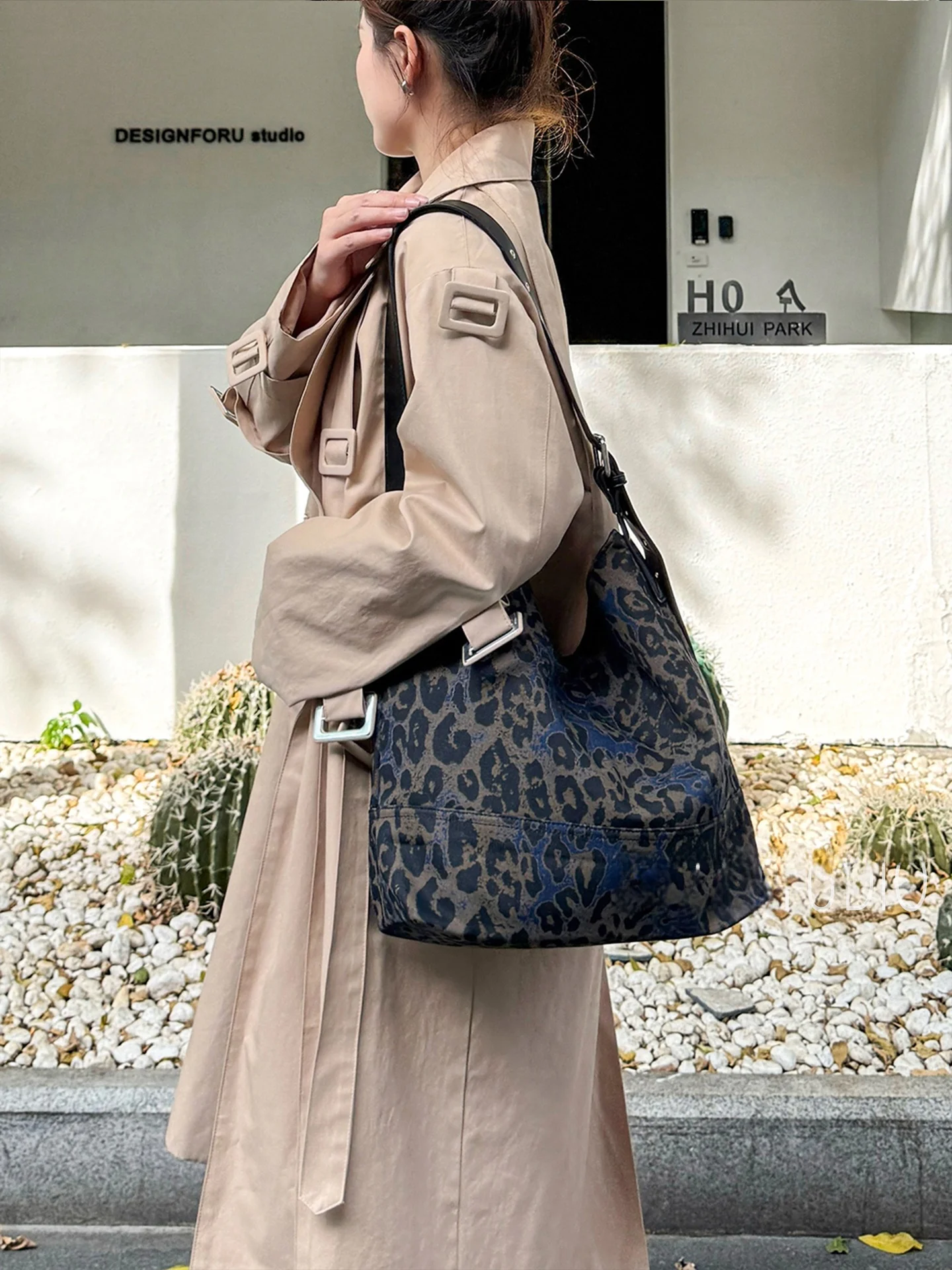 

Оригинальный дизайн BYZZ: Вместительная сумка для поездок на работу, повседневная женская джинсовая сумка через плечо, сумка-тоут с леопардовым принтом