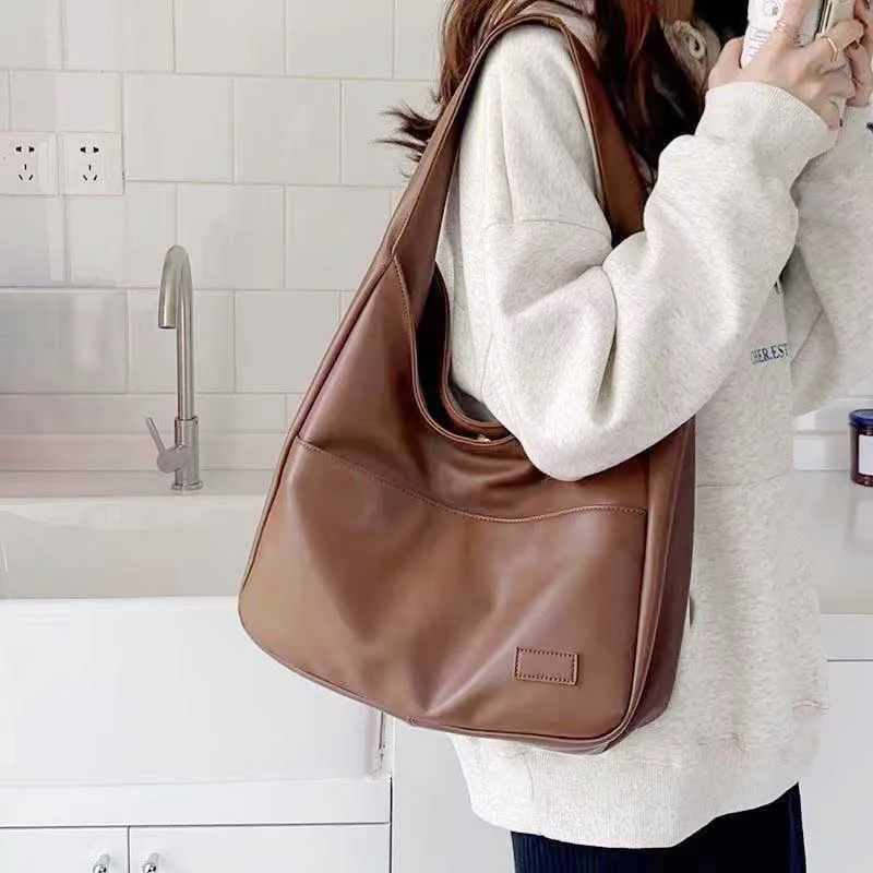 Große Tragetasche, neue schwarze Lederhandtasche, schlichte, lässige Damenhandtasche für den täglichen Gebrauch, modische und vielseitige Umhängetasche. – Detail 7