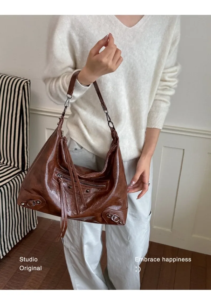 CEEKAY Damen Hobo-Tasche, Schwarz, Glänzendes PU-Leder, Große Schulterhandtasche mit Reißverschluss-Detail, für den täglichen Arbeitsweg, Casual, Minimalistisch – Detail 27