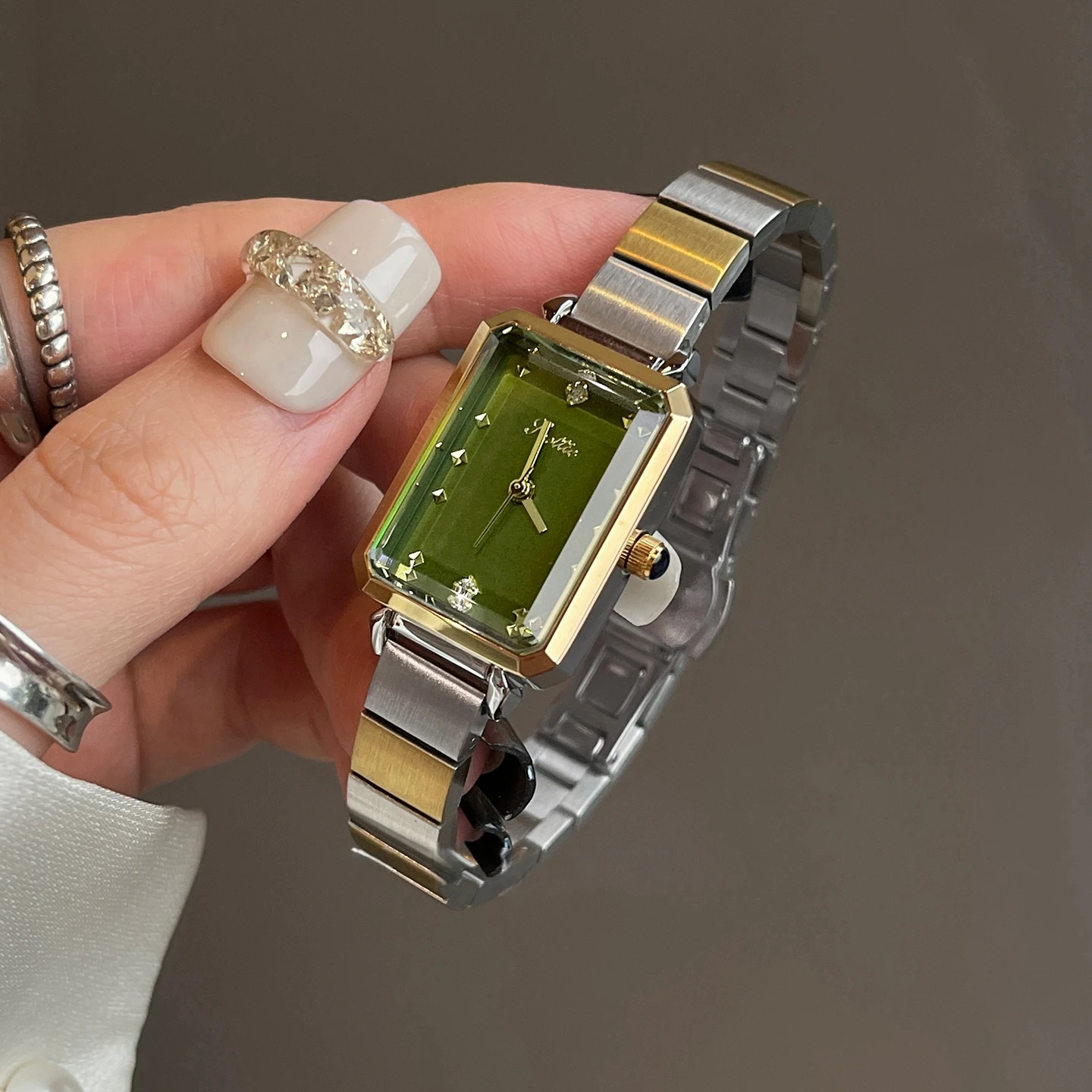 

Женские модные простые квадратные кварцевые часы, роскошные индивидуальные женские темпераментные новые женские часы, нишевые повседневные часы, подарок