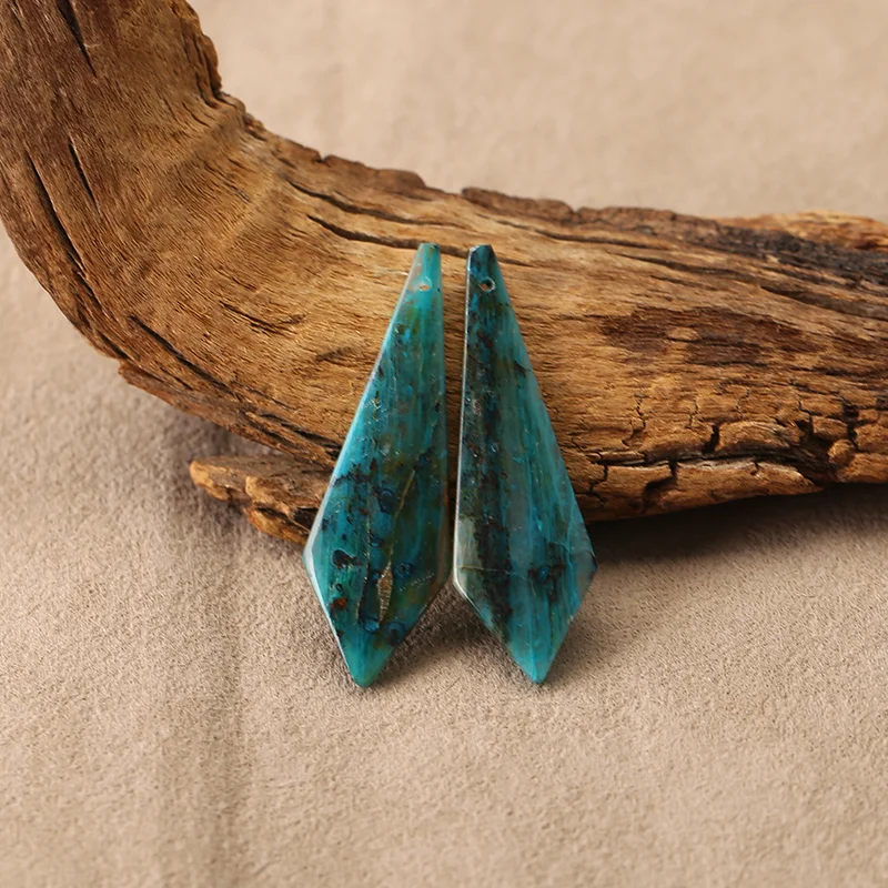 

Натуральные бусины из хризоколлы неправильной формы для изготовления украшений, бусины из натуральных камней ручной работы 42*14*3 мм