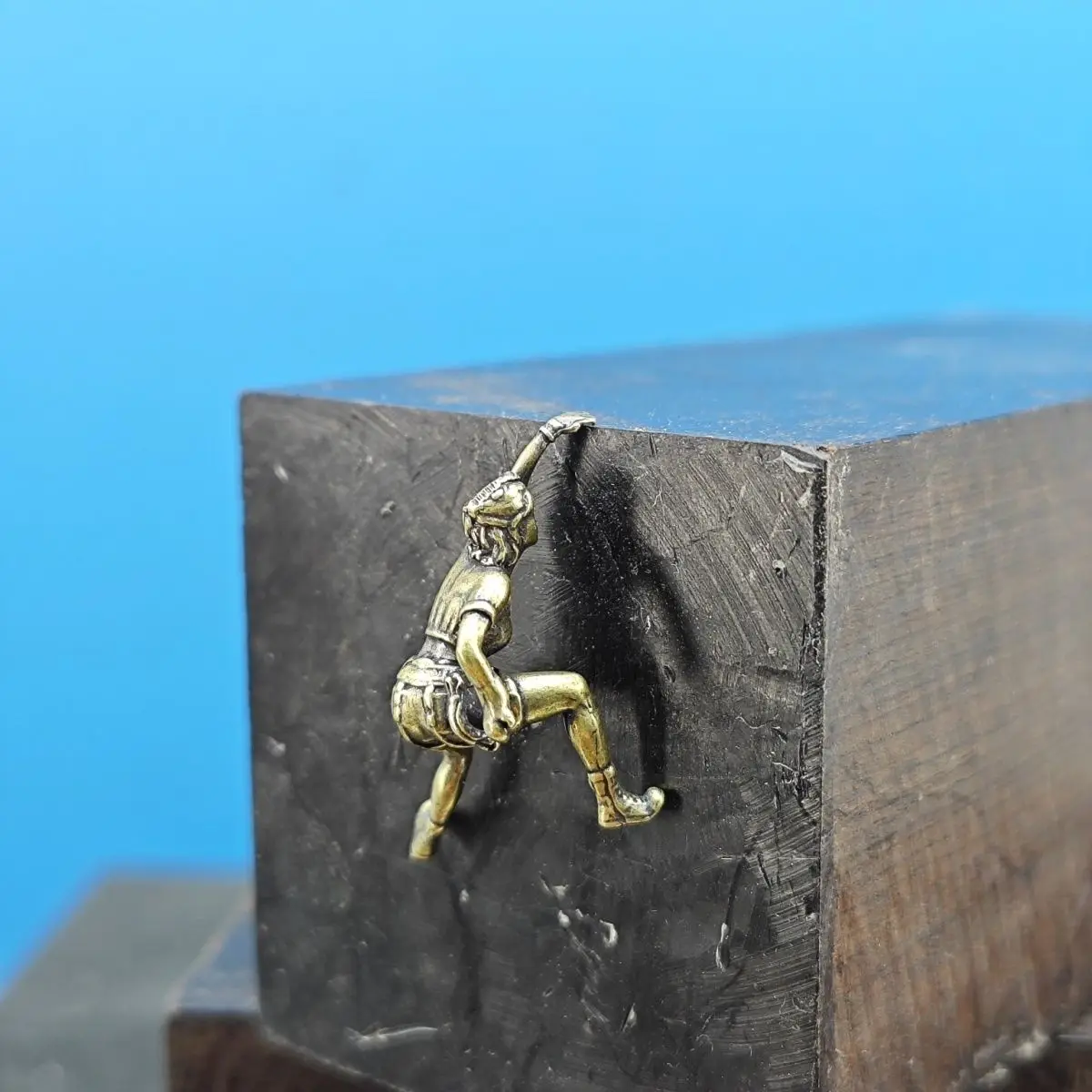 Brass Rock Climbing and Mountaineering 1:64 Miniature Scene Figurine Car Model Landscape Sandbox Photography Artificial Mountain