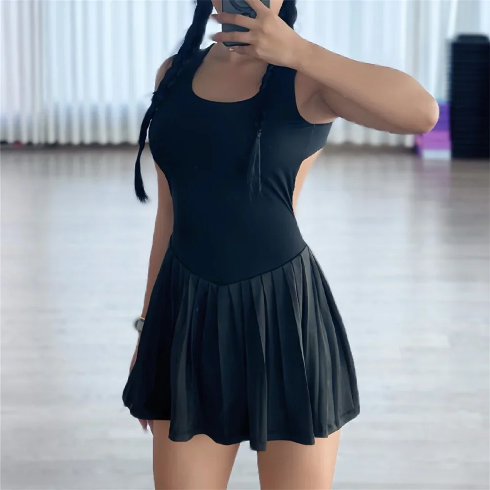 فستان تنس كاجوال أبيض بدون ظهر بجيب مطوي وتنورة رياضية خارجية سريعة الجفاف وقابلة للتنفس ملابس لياقة بدنية