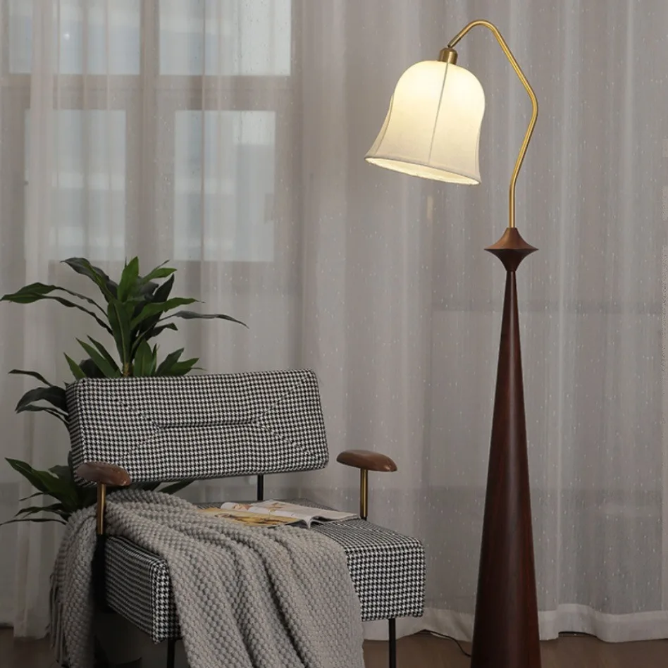 Divano da camera da letto con design caldo e stabile a cono accanto alla luce da pavimento con luce ambientale Wabi Sabi