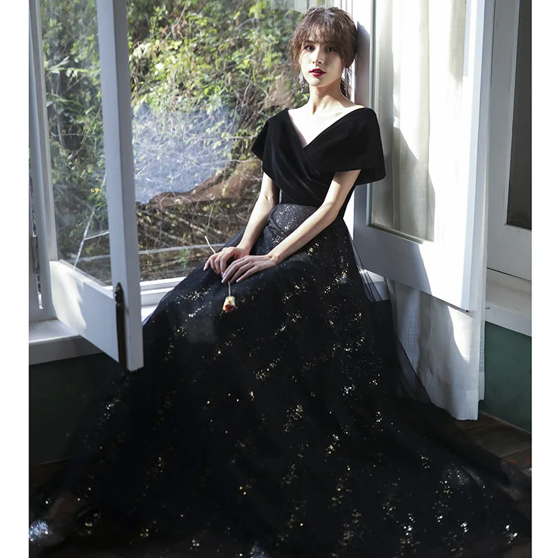 فستان سهرة للتخسيس الراقية للنساء 2025 جديد أسود على شكل حرف v مخملي طويل نمط أنيق فستان مضيف الهالة الملكة