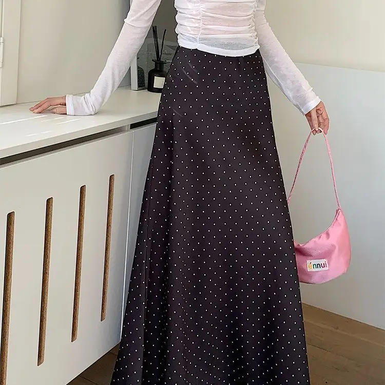 تنورة نسائية من الساتان الفرنسي المنقط لربيع وصيف 2025 تنورة طويلة جديدة عالية الخصر من الأسيتات النحيفة ذات ثنيات ذيل السمكة