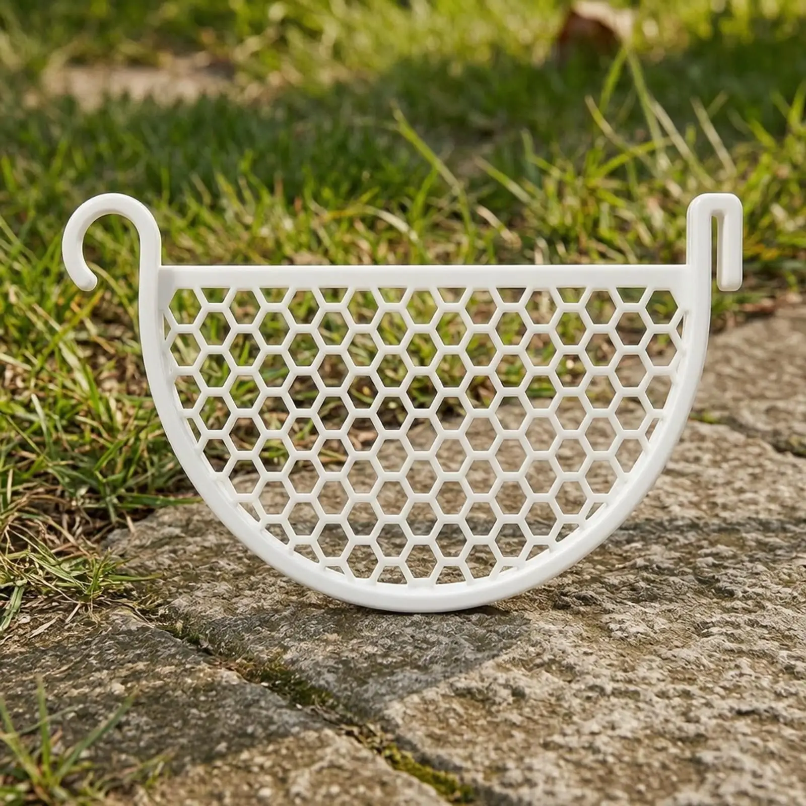 Honeycomb Mesh Gutter Guard with Mounting Hooks Clog-Preventing Semicircular Roof Gutter Leaf Guard Easy to Install Lightweight