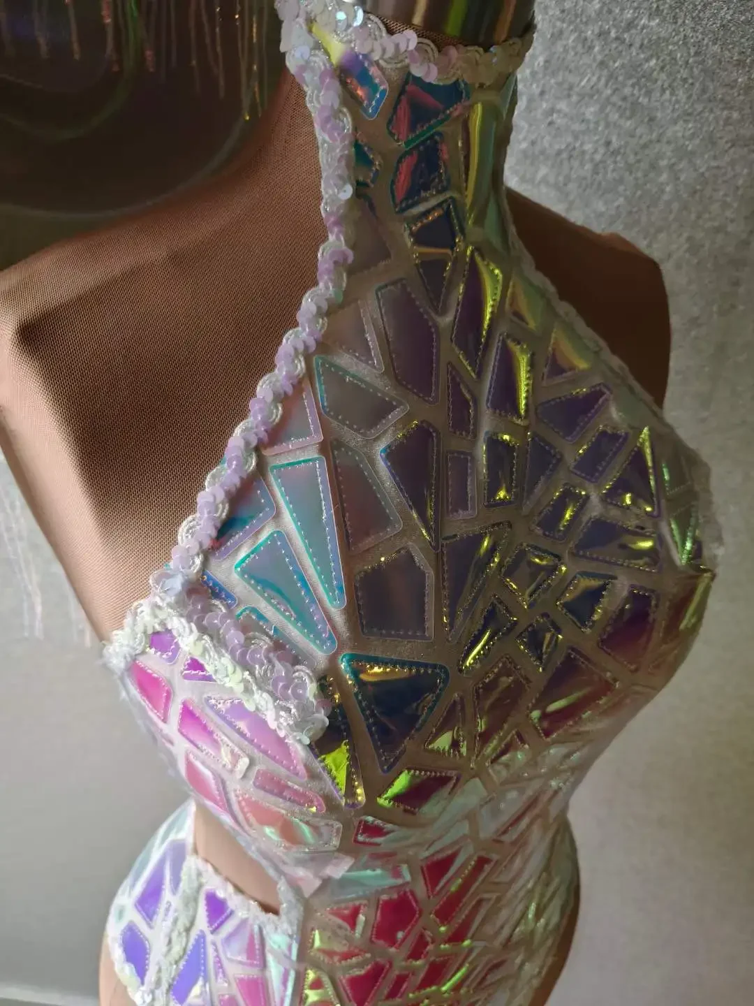 Gitter femmes Laser paillettes dos nu body avec chapeau Sexy danseuse chanteur scène boîte de nuit pom-pom girl reine Occasions tenue